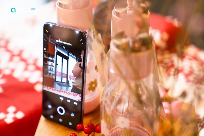 Cạnh viền được thiết kế phẳng đem đến một vẻ đẹp lịch lãm và tinh tế