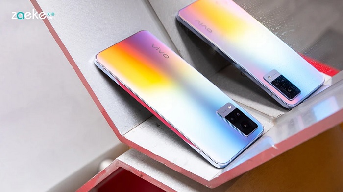 Mặt sau được trang bị cụm 3 camera