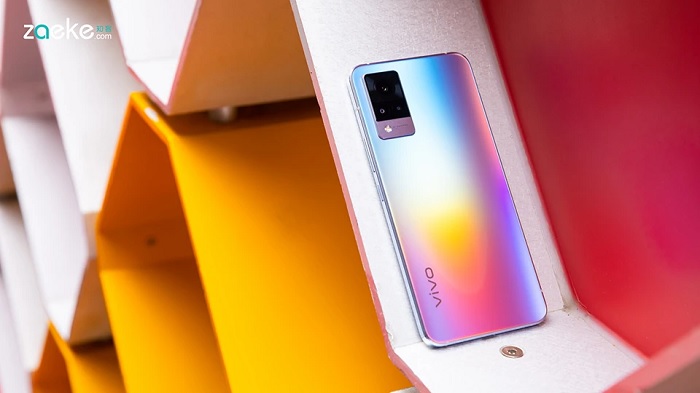 Vivo S9 được bán với giá khoảng 10,6 triệu đồng với bản RAM 8GB và 11,7 triệu với bản RAM 12GB và lên kệ từ ngày 12/3