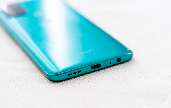 Cạnh đáy được bố trí loa ngoài, cổng sạc USB-C, mic và jack tai nghe 3.5mm.