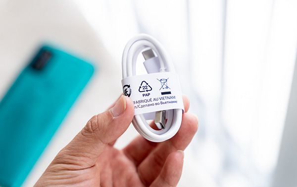 Củ sạc đi kèm máy.