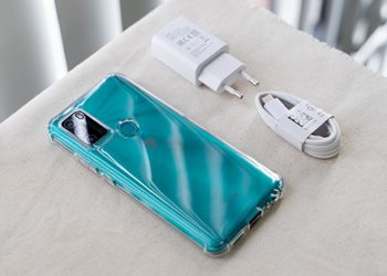 Vsmart Star 5 và phụ kiện đi kèm: dây sạc, củ sạc, ốp lưng, sách hướng dẫn sử dụng.