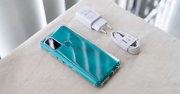 Vsmart Star 5 và phụ kiện đi kèm: dây sạc, củ sạc, ốp lưng, sách hướng dẫn sử dụng.