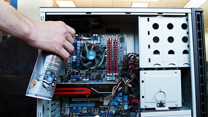 Sử dụng bình xịt để làm sạch bụi bẩn trên Main máy tính