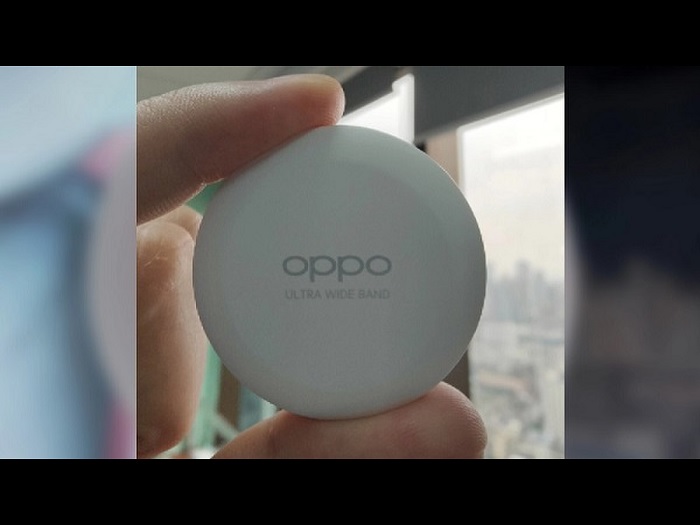 OPPO Smart Tag trong tay của người dùng
