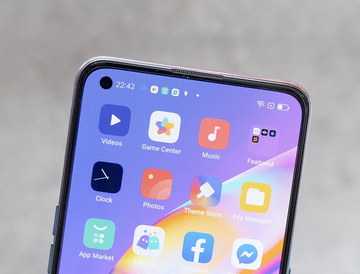 Camera trước được đặt trong lỗ đục nhỏ bên trái