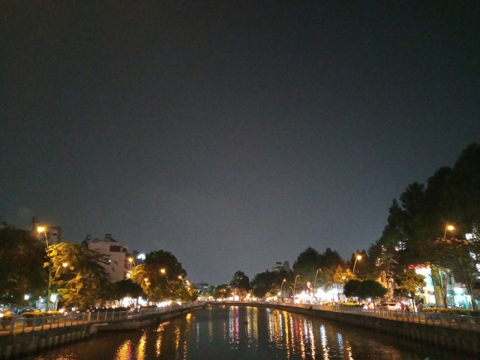 Bức ảnh khác chụp trong điều kiện thiếu sáng xuất hiệu nhiều nhiễu hạt