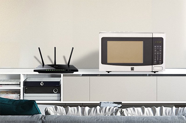 Không đặt router gần lò vi sóng.
