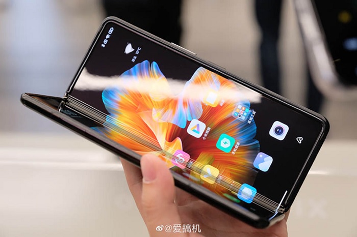 Màn hình trong của Xiaomi Mi MIX Fold khi mở ra