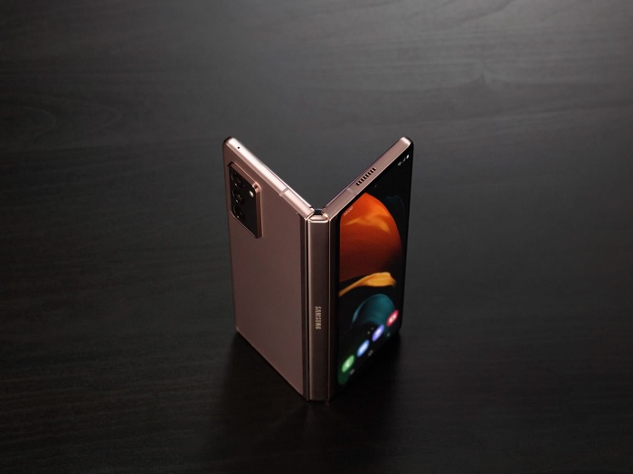 Galaxy Z Fold 2 khi chuẩn bị mở ra
