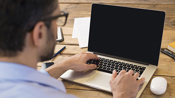 Tính năng cho phép máy tính chạy ngầm trong khi tắt đèn màn hình