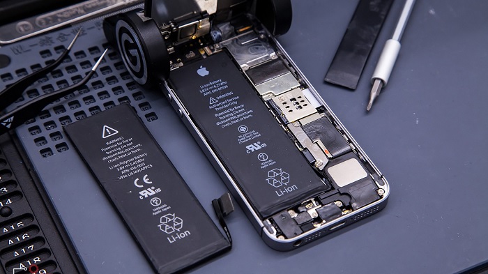 Tuy nhiên không phải ai cũng có thể thay pin cho iPhone tại nhà