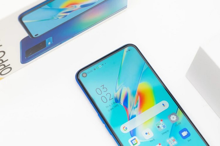 Camera selfie 16MP được đặt trong lỗ đục nhỏ trên góc trái