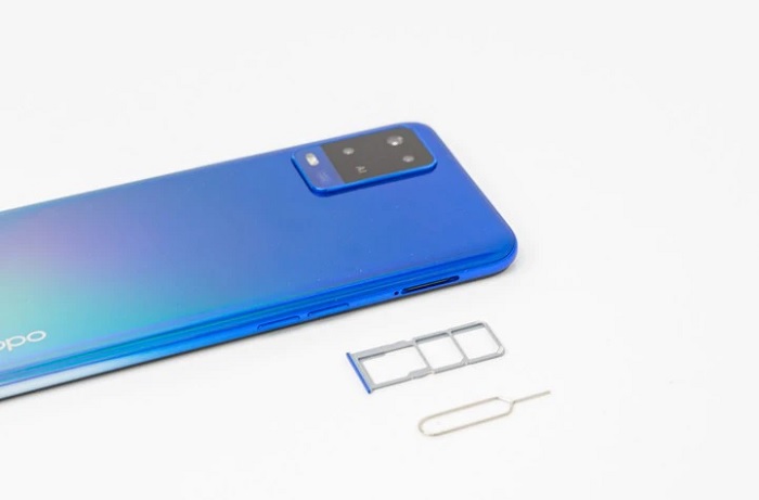 Khay sim và phím tăng giảm âm lượng được bố trí trên cạnh trái của máy