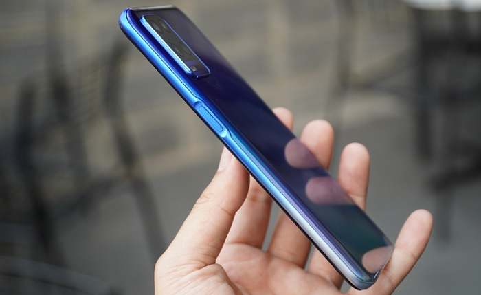 Nút nguồn trên cạnh phải