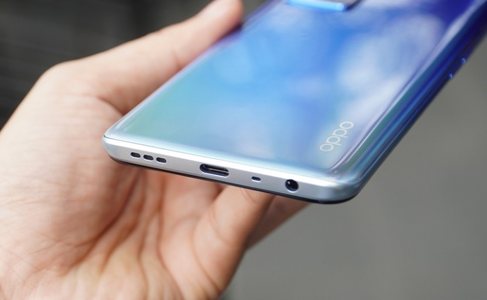 Cạnh đáy được bố trí jack tai nghe 3.5mm, micro, cổng USB-C và loa ngoài