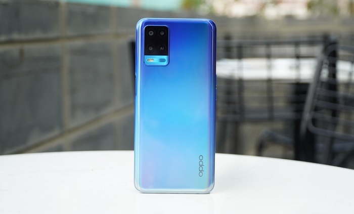 Mặt lưng bóng khiến máy dễ bám vân tay và mồ hôi hơn