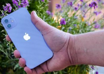 Trên tay iPhone 12 màu Tím