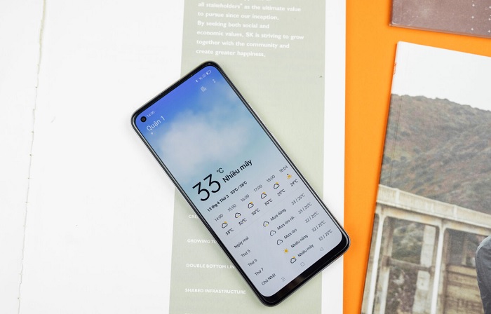 Camera selfie 16MP được đặt trong lỗ đục góc trên bên trái