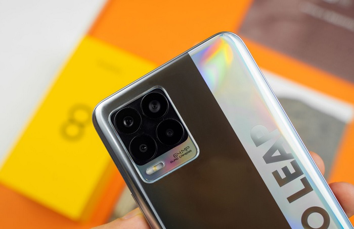 Cận cảnh camera trên Realme 8 với 4 cảm biến gồm: chính 64MP, góc siêu rộng 8MP, macro 2MP và đo chiều sâu 2MP