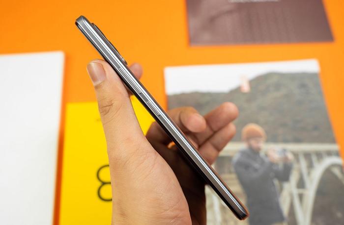 Cạnh phải của Realme 8 được bố trí nút nguồn và nút tăng giảm âm lượng