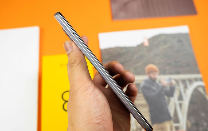 Cạnh trái bố trí khay cắm sim và thẻ nhớ