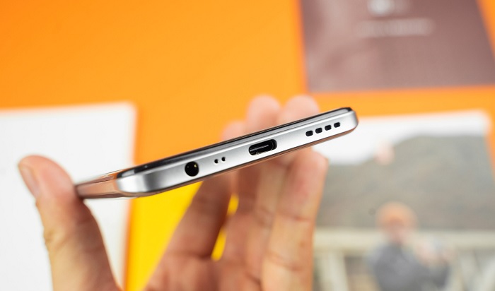 Cạnh đáy gồm: jack tai nghe 3.5 mm, loa thoại, cổng USB-C, loa ngoài