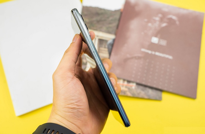 Các góc cạnh của Realme 8 Pro được bo cong mềm mại