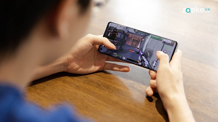 Reno6 Pro+ chạy hệ điều hành Android 11, sử dụng giao diện ColorOS 11 khi mở hộp