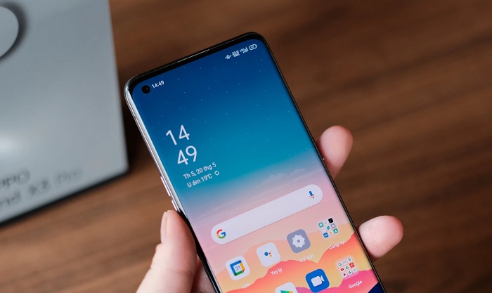 Camera selfie 32MP được đặt trong lỗ đục nhỏ trên màn hình