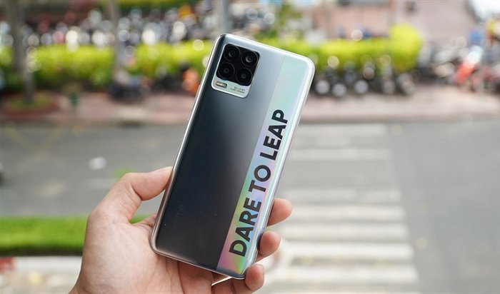 Realme 8 với mặt lưng ấn tượng