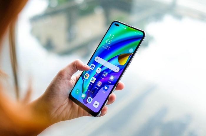 OPPO A93 được trang bị màn hình đục lỗ hình viên thuốc