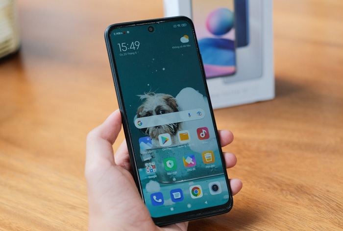 Máy sở hữu pin khủng 5.000 mAh có thể sử dụng trong 2 ngày và sạc pin nhanh chóng nhờ củ sạc nhanh 18W