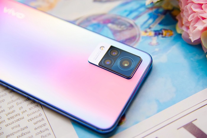 Vivo V21 5G nổi bật với cụm camera sau “xịn sò”