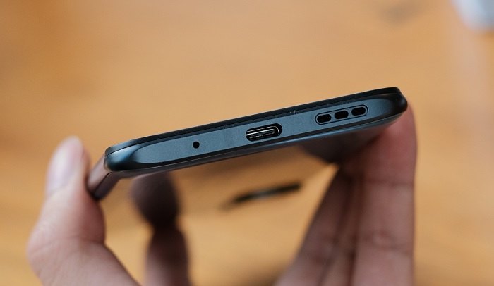 Cạnh đáy gồm: mich thoại, cổng USB-C và loa ngoài