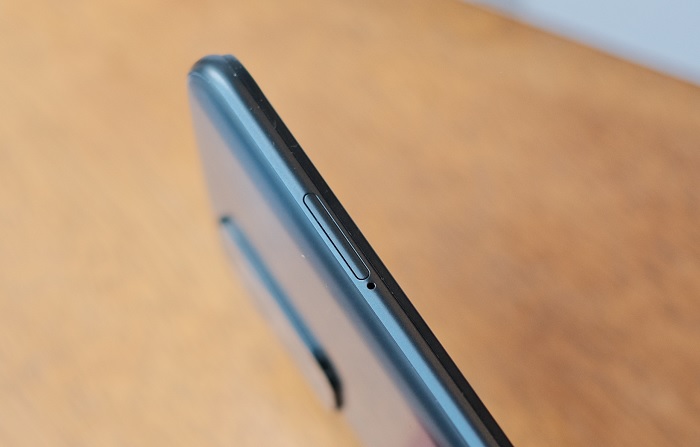 Cạnh trái được bố trí khay cắm sim