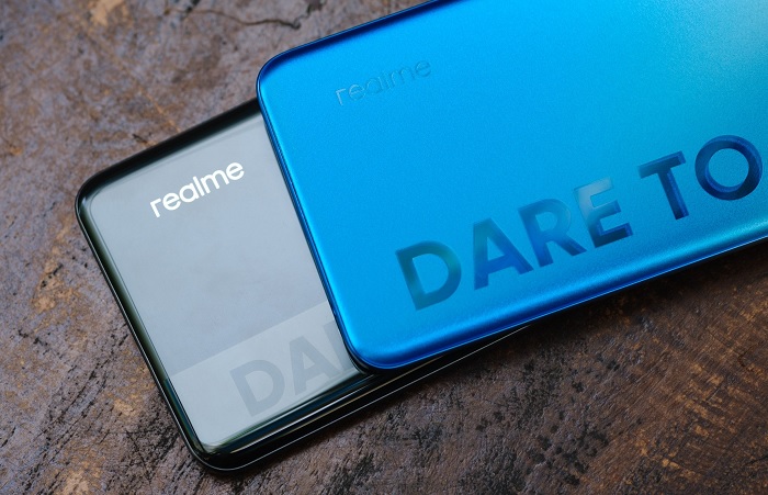 Realme 8 gồm 2 màu Bạc Cá tính và Đen Phá Cách, còn Realme 8 Pro  nổi bật hơn với màu Đen Huyền Bí và Xanh Thiên Hà