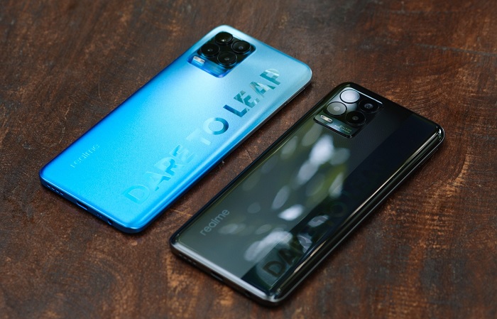 Realme 8 sở hữu viên pin trâu hơn, song Realme 8 Pro được tích hợp sạc nhanh công suất lớn hơn
