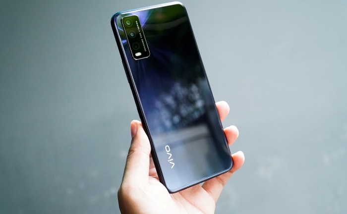 Mặt lưng Vivo Y12s 2021 sử dụng hiệu ứng chuyển màu 2,5D trông bắt mắt hơn