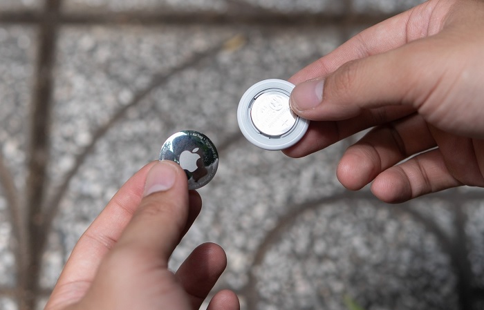 Thử tháo AirTag và gắn pin lại 2 lần nhưng thiết bị vẫn không hoạt động