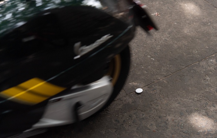 AirTag bị cán 4 lượt bởi 1 chiếc xe tay ga 300cc