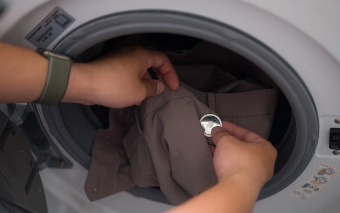 Bỏ AirTag vào trong túi quần và giặt thử với máy giặt lồng ngang