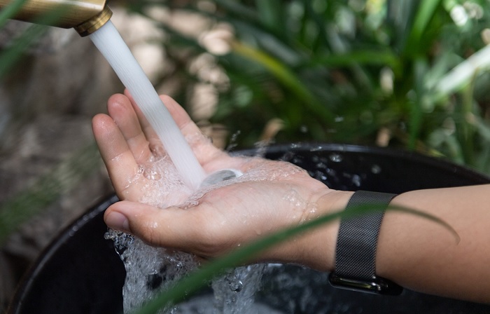 Đặt AirTag dưới vòi nước và xả thẳng vào liên tục