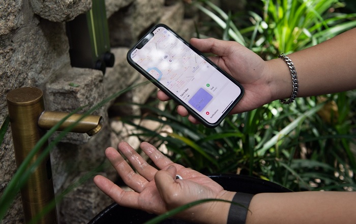 Bị xả dưới áp suất của vòi nước, AirTag không bị ảnh hưởng gì