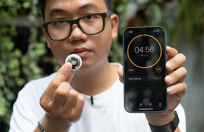 Ngâm AirTag trong chậu nước đá 5 phút