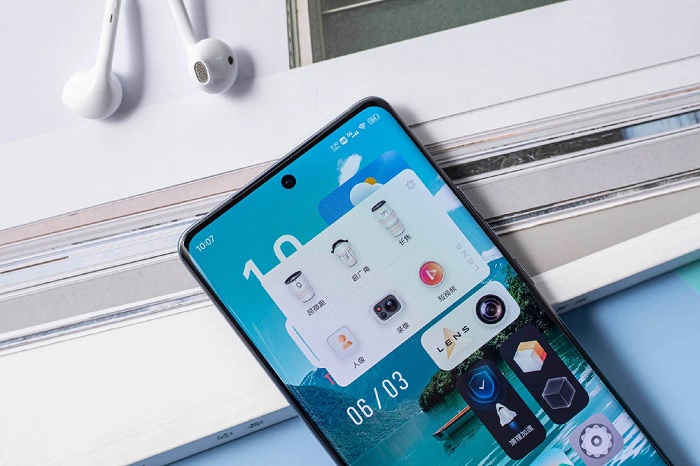 Camera selfie 32MP được đặt trong lỗ đục nhỏ trên màn hình
