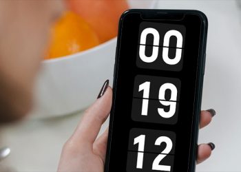 cách cài đồng hồ sạc pin iPhone