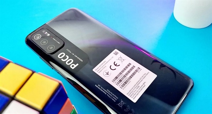 Mặt lưng của POCO M3 Pro 5G được làm bằng chất liệu nhựa bóng, khiến nó dễ bị bám mồ hôi và dấu vân tay