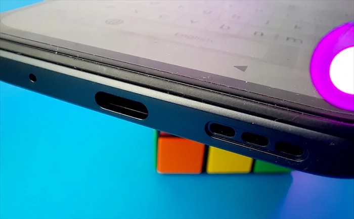 Cạnh dưới là nơi đặt hệ thống loa ngoài, cổng USB-C và mic thoại