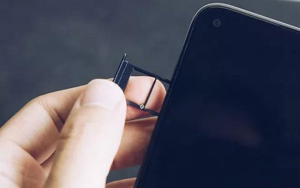 Cách 2: Tháo lắp lại sim điện thoại và khởi động lại thiết bị